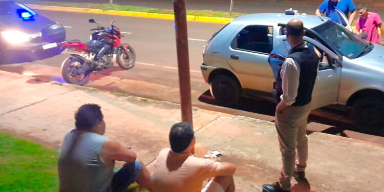 SIN CHANCES. Los buscados y el Fiat Palio, detenidos y secuestrado, respectivamente, por los investigadores federales.