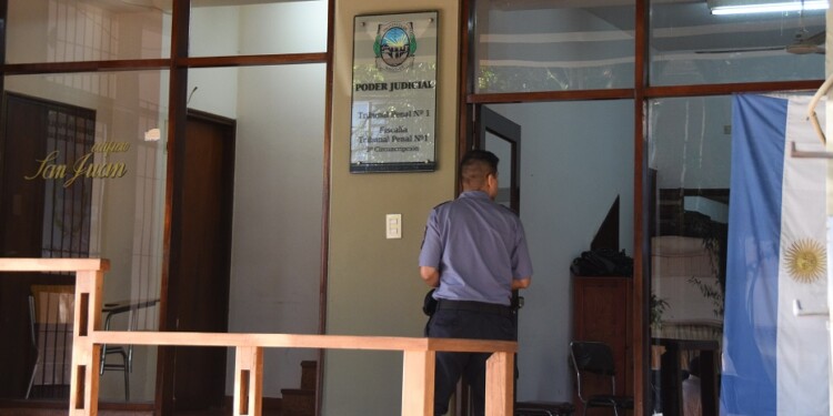 durante un año habría sido sometida por su padrastro bajo amenazas de matar a su madre