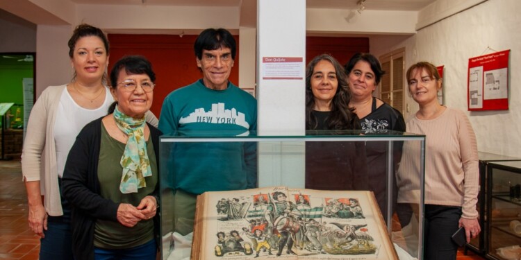 MEMORIA VIVA. El equipo del archivo histórico y el mítico documento.