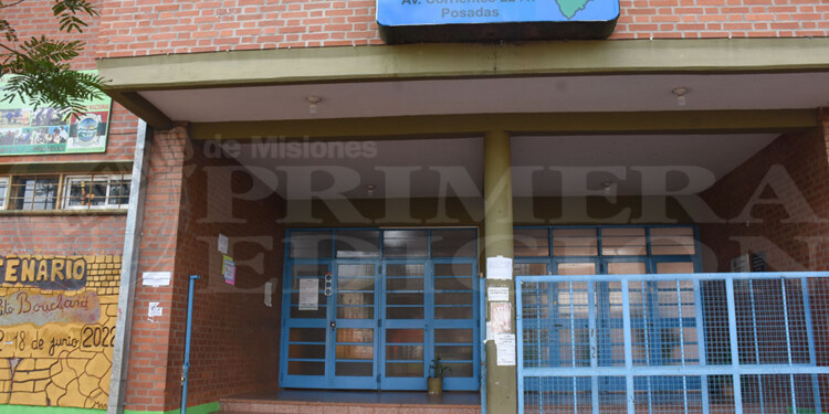 ESCUELA 110. Algunos padres de ese establecimiento se organizaban para expresar su apoyo a la docente.
