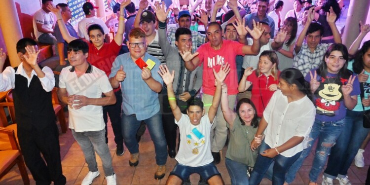MOMENTOS INOLVIDABLES. Alumnos y docentes de las escuelas especiales de Posadas realizaron su gran fiesta de fin de año a puro baile y alegría. Además, se degustó una rica torta para celebrar de la mejor manera.