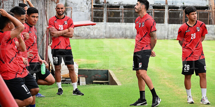 DETALLES. El equipo ya está en mente del DT, pero faltan habilitaciones.