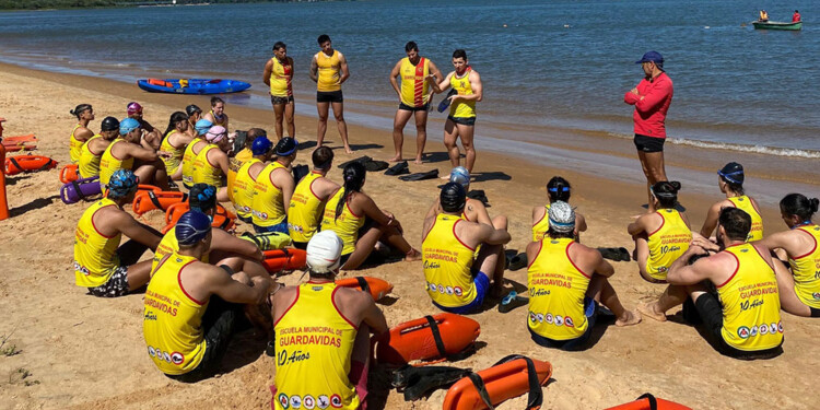 EXIGENTE. Los aspirantes a guardavidas llevan adelante un arduo plan de estudios con materias teóricas y prácticas que alcanzan las 730 horas de actividades a cargo de profesionales. Foto Gentileza S. Balatorre