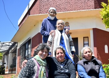 Manos que ayudan a ayudar, sin pedir nada a cambio