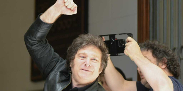 BUENA IMAGEN Y EXPECTATIVAS. En medio de días clave en el armado de su equipo de gobierno, el presidente electo mantiene indicadores positivos previos al inicio de su gestión.