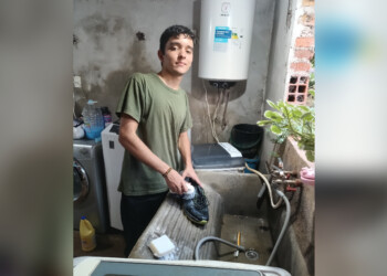 Con 17 años emprendió un lavadero de zapatillas para ayudar a su familia