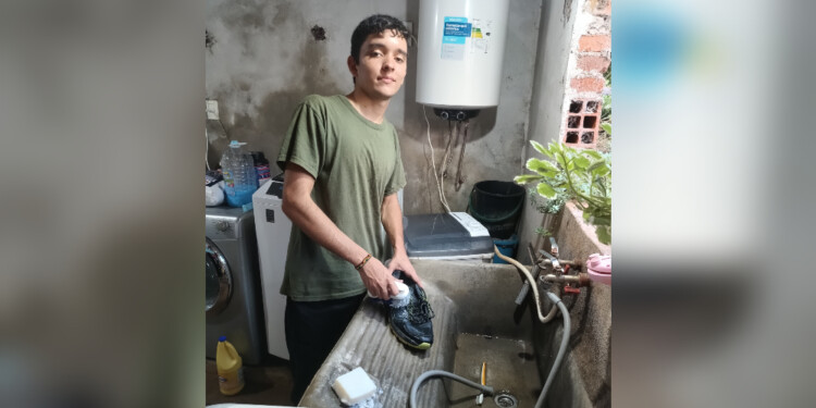 UN JOVEN EMPRENDEDOR. Elías contó que lava alrededor de cinco pares por día junto a su mamá.