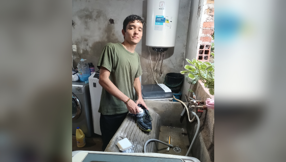Con 17 años emprendió un lavadero de zapatillas para ayudar a su familia