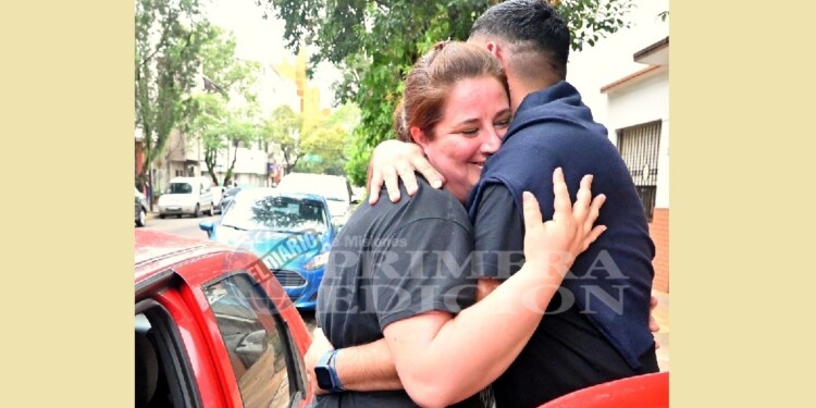 INOCENTE. El gendarme abraza a su esposa tras conocerse el veredicto.