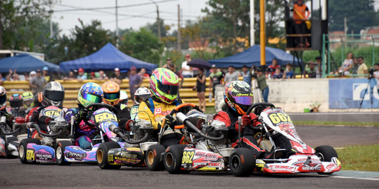 SÍGANME. Julio Da Silva encabeza el “trencito” en la 4T Estándar. El posadeño ganó ayer en casa y se transformó así en nuevo campeón de la categoría.