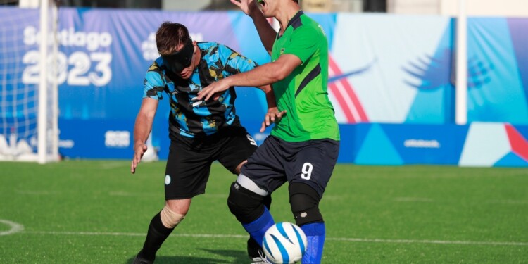 EN LA MARCA. El posadeño Ríos, ayer, en pleno clásico sudamericano./ Prensa Santiago 2023