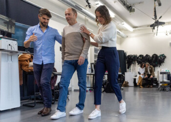 Revolucionario implante medular permite caminar a paciente con Parkinson