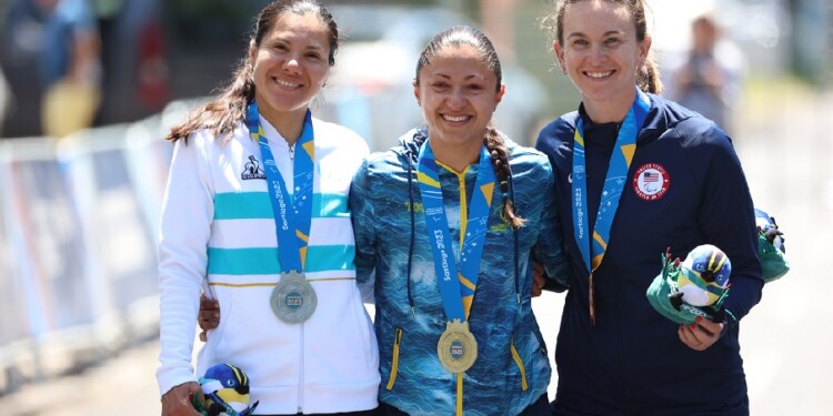 CON LA DE PLATA. Mariela Delgado se subió al podio en la prueba de ruta y fue la última presea del equipo argentino.