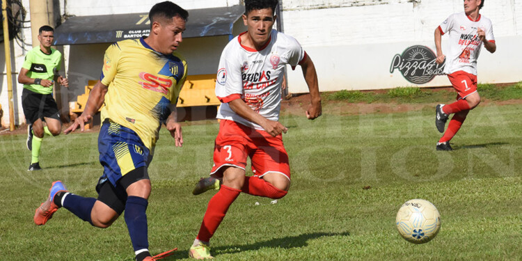 ENTRETENIDO. El duelo en el “Tito” Cucchiaroni fue intenso y terminó con una apretada victoria del Globo por 3-2.