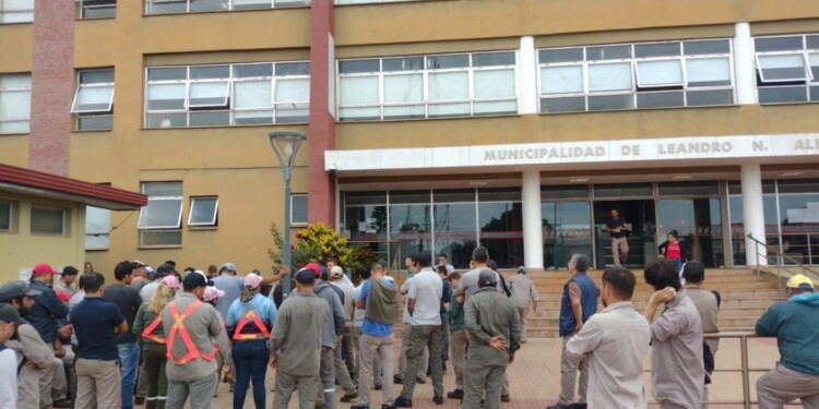 RECLAMOS. Trabajadores se acercaron al edificio municipal a exigir un aumento.