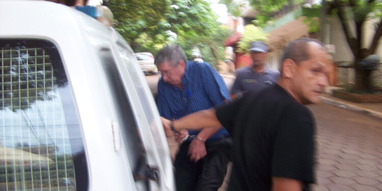 EL IMPUTADO. En caso de ser hallado culpable en el próximo juicio, a Omar Mudry (aquí subiendo a un patrullero) se le unificará la nueva condena con la anterior. Contará con la representación legal de la Defensora Oficial.