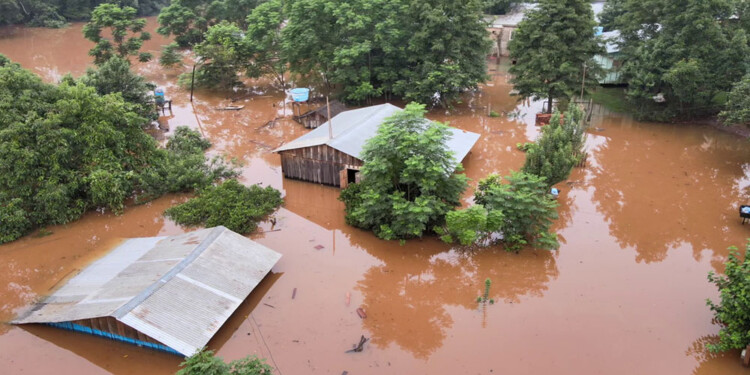 UN EVENTO HISTÓRICO. Vecinos deberán esperar días y hasta semanas para que el río baje lo suficiente y puedan volver a sus casas.