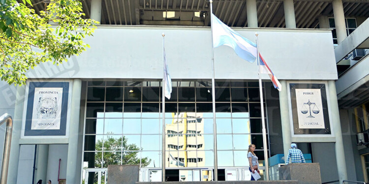 “NO QUIEREN IR”. Los menores y según la defensa de su madre, no quieren asistir al cumpleaños de 15, no obstante la Justicia quiere obligarlos a que vayan.