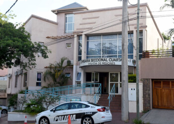 Taxista le hizo señas de luces a la policía y cayeron tres con cocaína