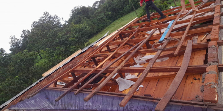 El paso del temporal afectó decenas de casas en Cerro Azul