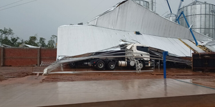El paso del temporal afectó decenas de casas en Cerro Azul