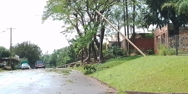 El paso del temporal afectó decenas de casas en Cerro Azul
