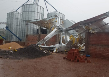 El paso del temporal afectó decenas de casas en Cerro Azul