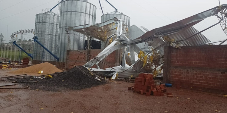 El paso del temporal afectó decenas de casas en Cerro Azul