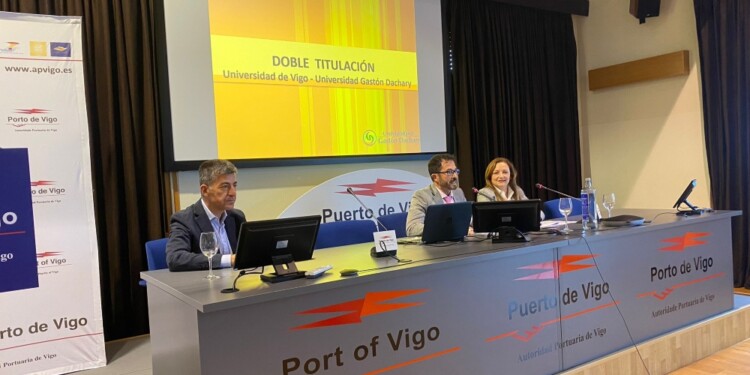 EN LA FACULTAD DE DERECHO Y TRABAJO. Vallaro concretó actividades en la Universidad de Vigo, como ponencias, reuniones académicas y dictado de clases de derecho constitucional a los estudiantes de doble grado.