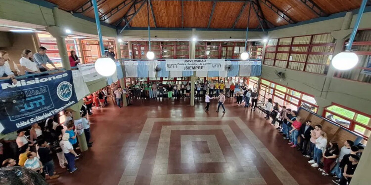 EN CONJUNTO. Toda la comunidad educativa de la UNaM se unió para defender la formación gratuita y de calidad.