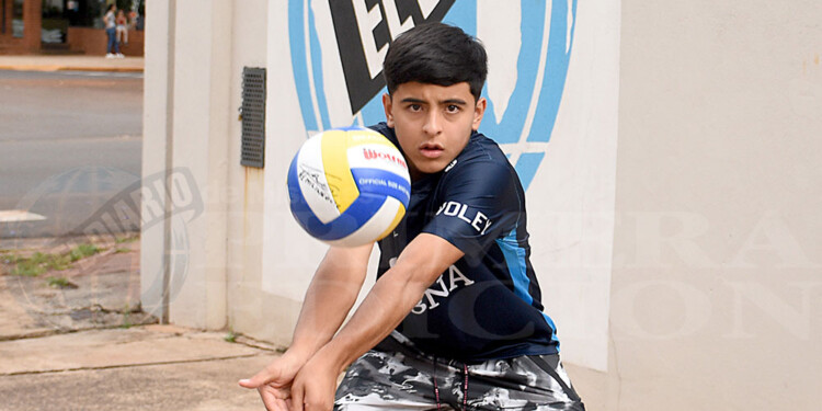 GRAN MOMENTO. El juvenil misionero Walter Vega se abre paso en el vóleibol y gana terreno en el plano nacional.