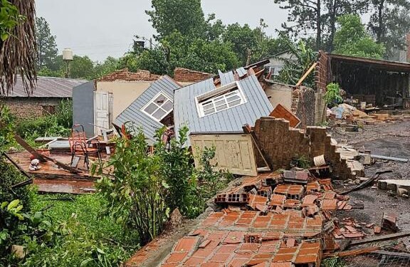 Más de 40 casas destechadas y heridos leves en Alem por fuerte temporal que se desató en la madrugada