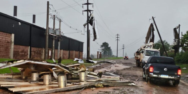 Más de 40 casas destechadas y heridos leves en Alem por fuerte temporal que se desató en la madrugada