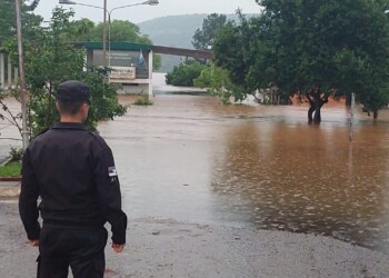 Panambí: el arroyo Ramón sigue creciendo y continúa cerrado el paso en el puente de la ruta costera