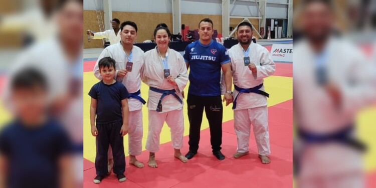 CON LAS MEDALLAS. Los misioneros exhiben orgullosos sus preseas./ Gentileza Pedro Bareyro