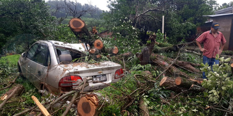 Leandro N. Alem debido a las intensas ráfagas de viento que registró en la madrugada de este sábado, es la localidad con mayor cantidad de viviendas afectadas por el temporal.