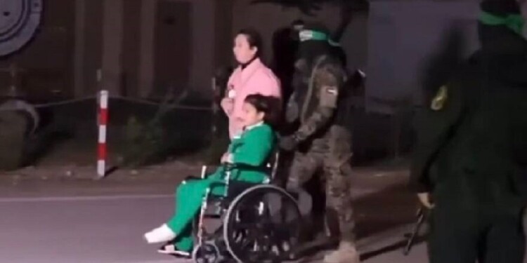 LIBERACIÓN DE REHENES. Yubal Engel, la argentina-israelí de 11 años fue liberada en silla de eudas, al parecer con un yeso en una de sus piernas.