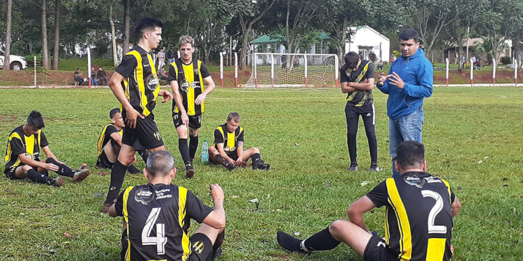 AVANZÓ. Atlético Campo Grande dejó en el camino a JC/Independiente. (Foto LROF).