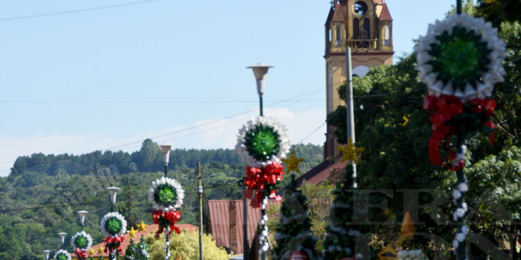ESPÍRITU NAVIDEÑO. El lunes comenzaron a colgarse las decoraciones.
