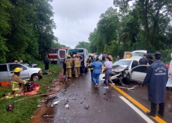 Al menos cinco heridos en violento choque en Puerto Iguazú