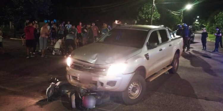 En Posadas, un hombre que iba de acompañante en una moto perdió la vida.