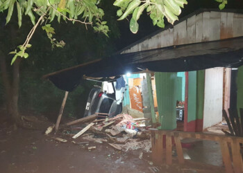 Alcoholizado chocó contra una casa e hirió de gravedad a dos jóvenes