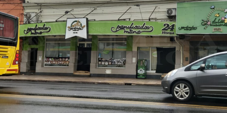 CLASURA. Las entradas del establecimiento permanecen cerradas con telas negras y la correspondiente faja de clausura.