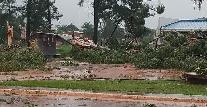 Fuerte temporal en Corrientes causó destrozos e inundaciones