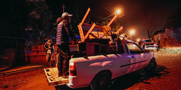 EVACUACIÓN. La repitencia de evacuar y volver a sus hogares, varias veces, cansa a muchas familias. (Foto Dani Pérez/Municipalidad de El Soberbio).
