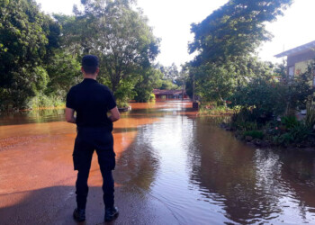 Tras el temporal, familias siguen evacuadas y desciende el Uruguay