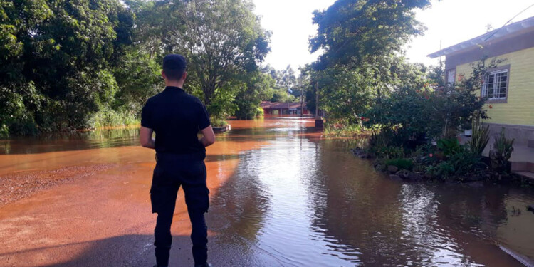 EVACUADOS. Familias de Panambí trasladadas a centros de evacuación.