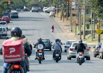 Repartidores de delivery en Misiones, entre la precariedad laboral y las tensiones con AFIP
