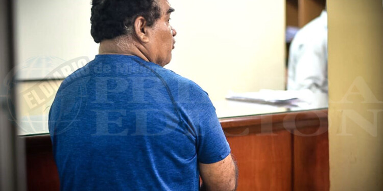 PRIMER PASO. El director técnico parado y esposado en el juzgado de calle Santa Fe para notificar su abogado particular e informarse del estado de la causa como imputado. (Foto: Gentileza M. Otaño - @mmo_marcos)