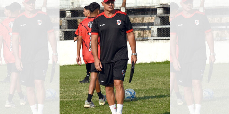 DESAFÍO. El entrenador de Guaraní y dos finales decisivas por delante.